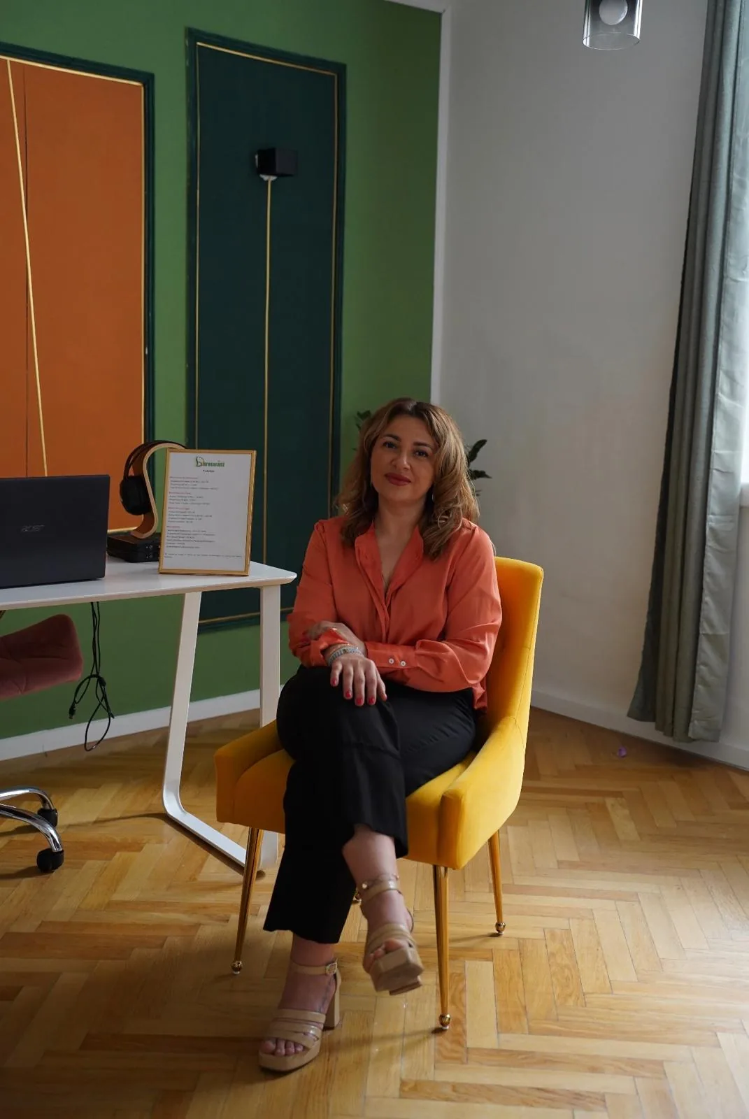 Roxana Tudor in ihrer Bioresonanz-Praxis in Wien