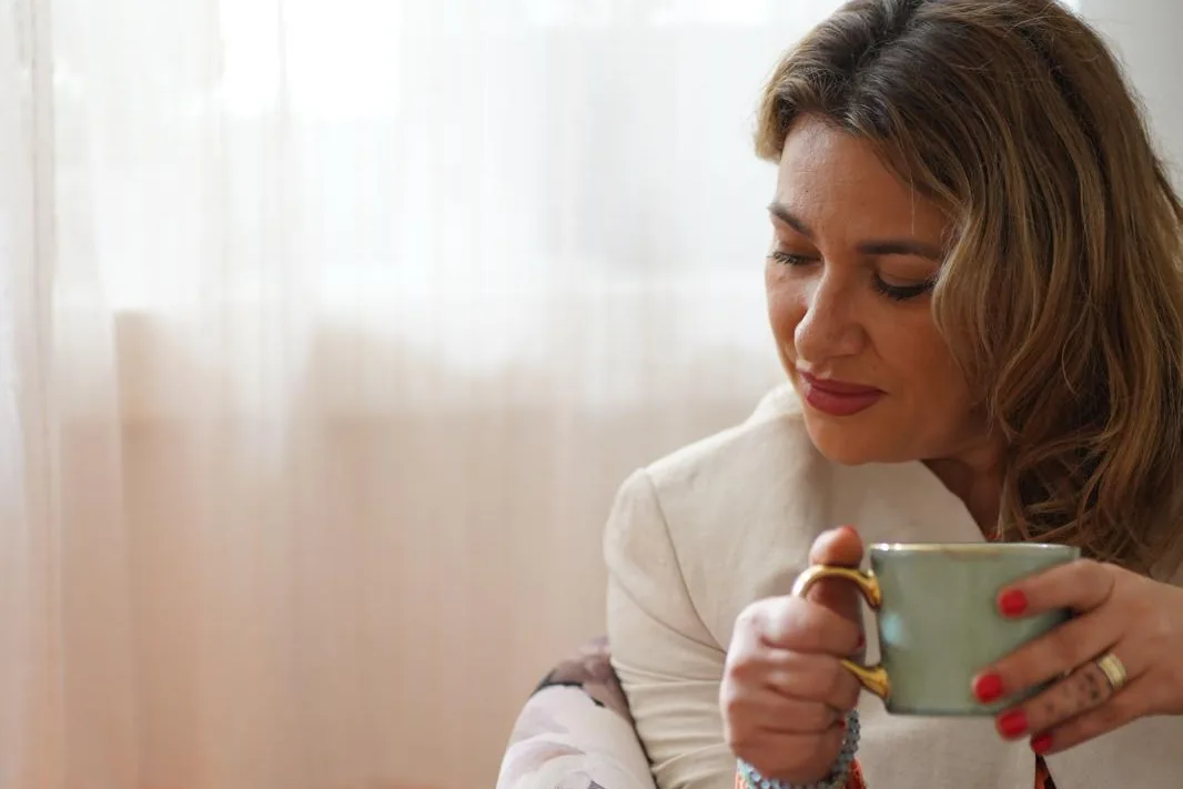 Roxana Tudor mit einer Tasse Tee am Fenster